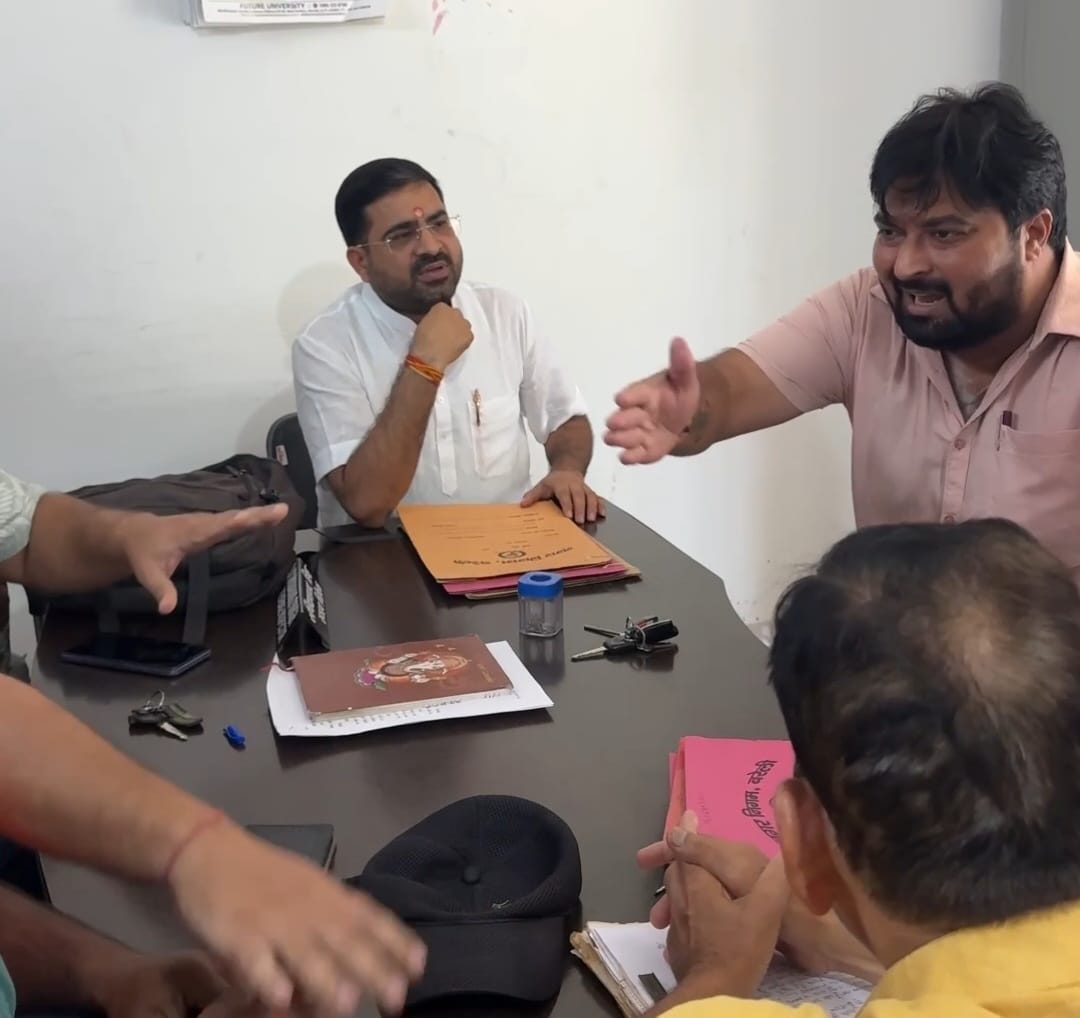 महिला ने नगर निगम के राजस्व निरीक्षक पर लगाए गंभीर आरोप, महिला के समर्थन में आए पूर्व उपसभापति