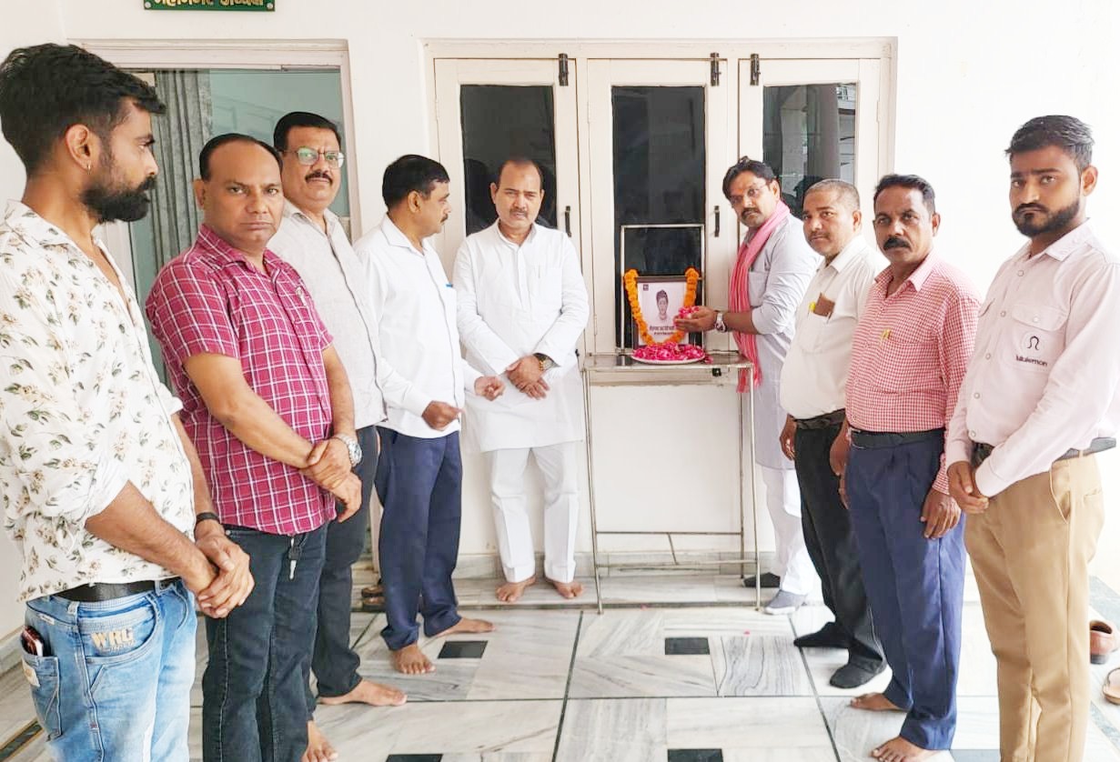ऊदा देवी पासी की जयंती पर सपा कार्यालय में किया विचार गोष्ठी का आयोजन