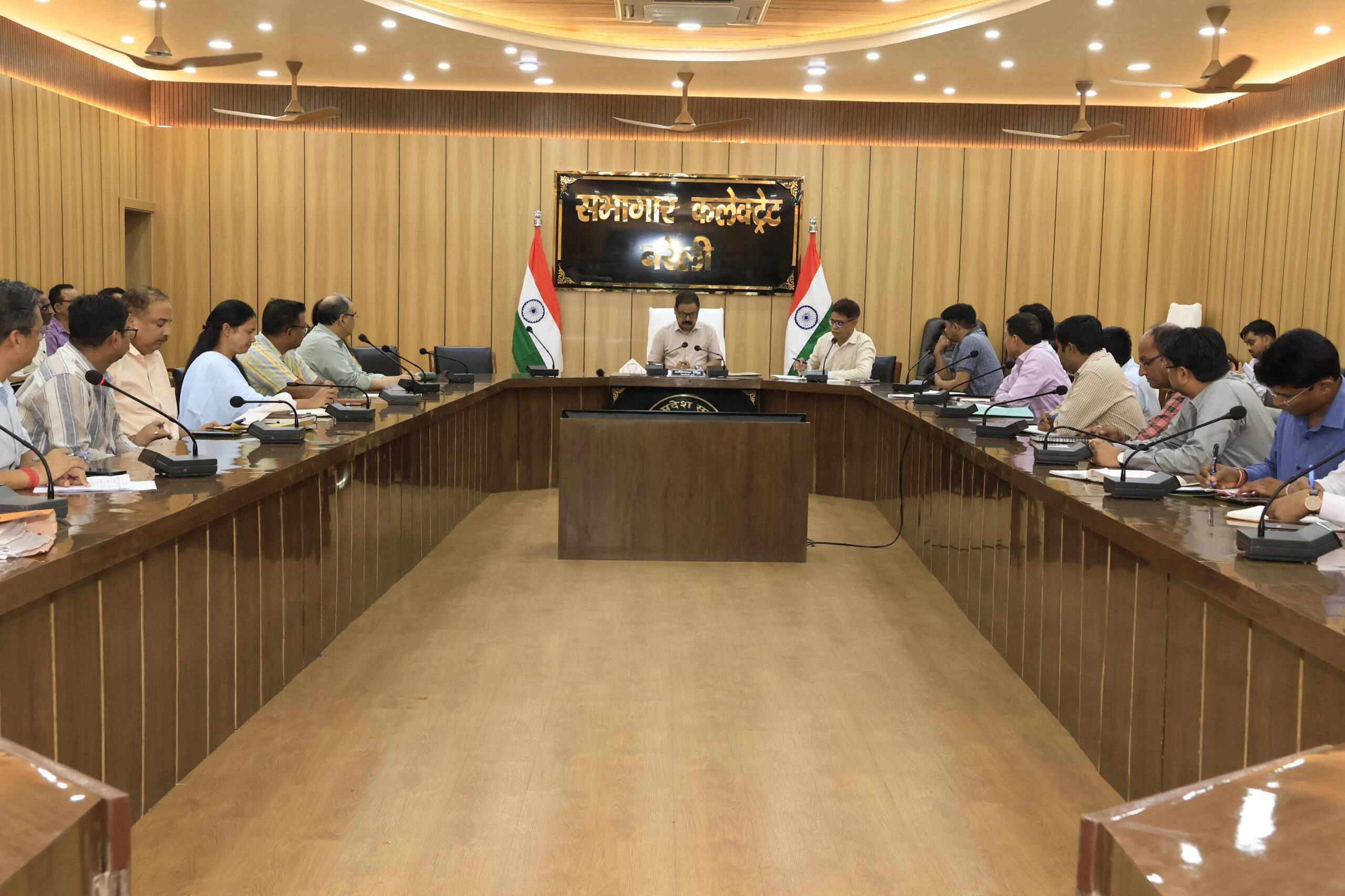 जिलाधिकारी ने सभी विभागों में ई-ऑफिस प्रणाली सक्रिय करने के दिए निर्देश