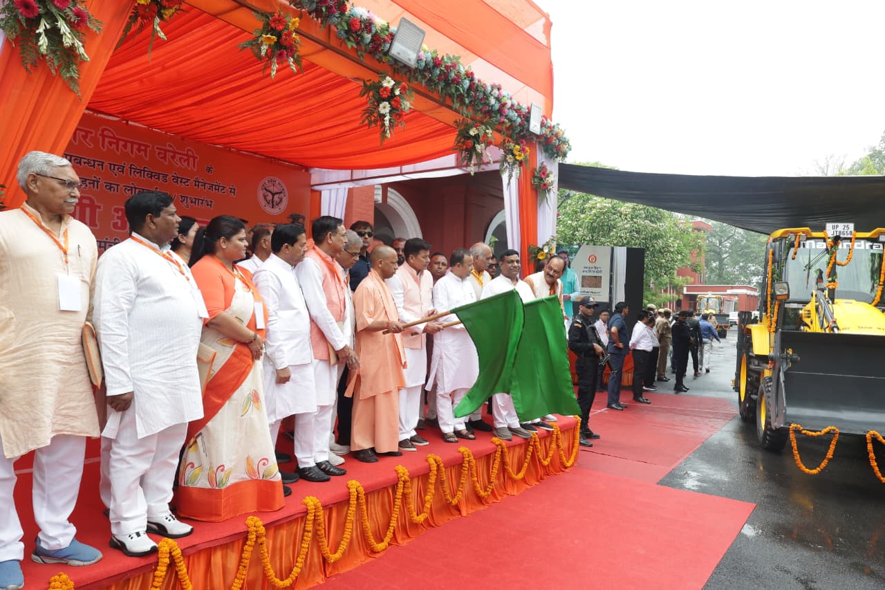 मुख्यमंत्री ने नगर निगम के स्वच्छता वाहनों को दिखाई हरी झंडी