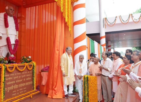राधेश्याम कथावाचक की प्रतिमा का सीएम योगी ने किया अनावरण