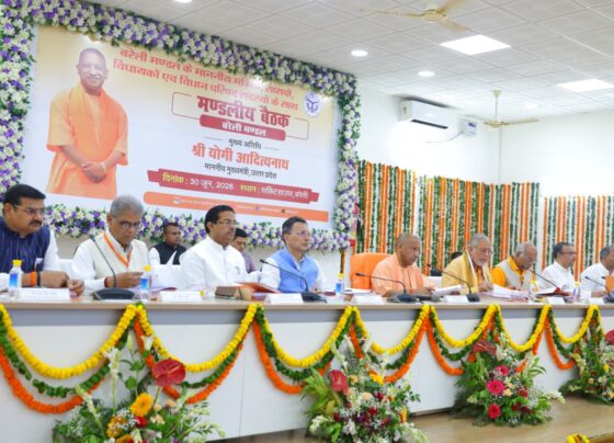 समीक्षा बैठक करते सीएम योगी