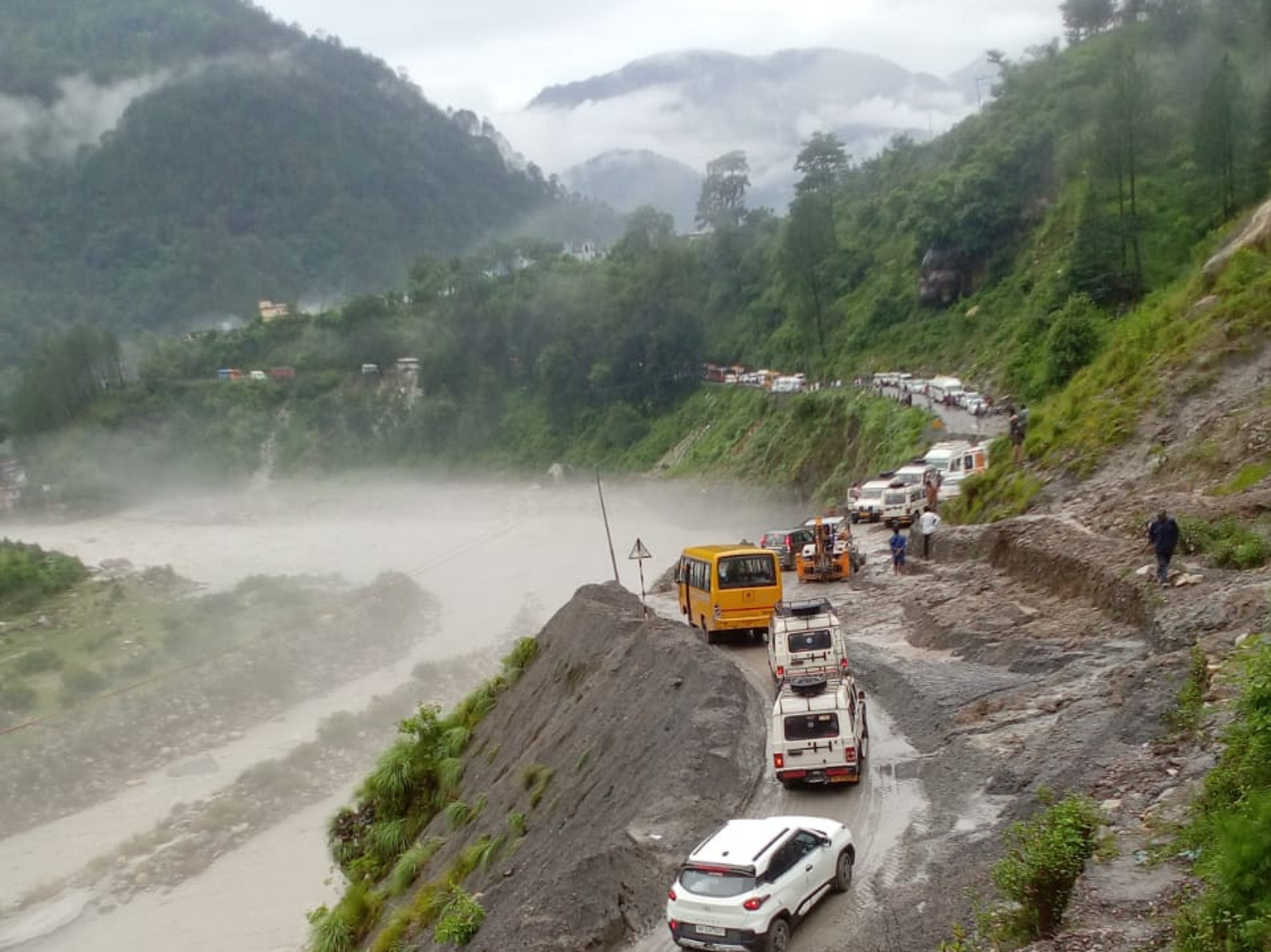 उत्तराखंड में बारिश बनी आफत: भूस्खलन से बदरीनाथ-गंगोत्री हाईवे बंद, मैदानी इलाकों में जलभराव से जनजीवन बेहाल