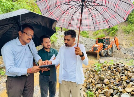 उत्तराखंड में भारी बारिश के बीच जायजा लेते डीएम