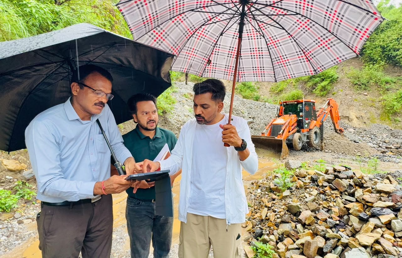 भारी बारिश के बीच ग्राउंड जीरो पर उतरे डीएम, कार्लीगाढ़, सहस्रधारा और सपेरा बस्ती का लिया जायजा, दिए सुरक्षा के सख्त निर्देश