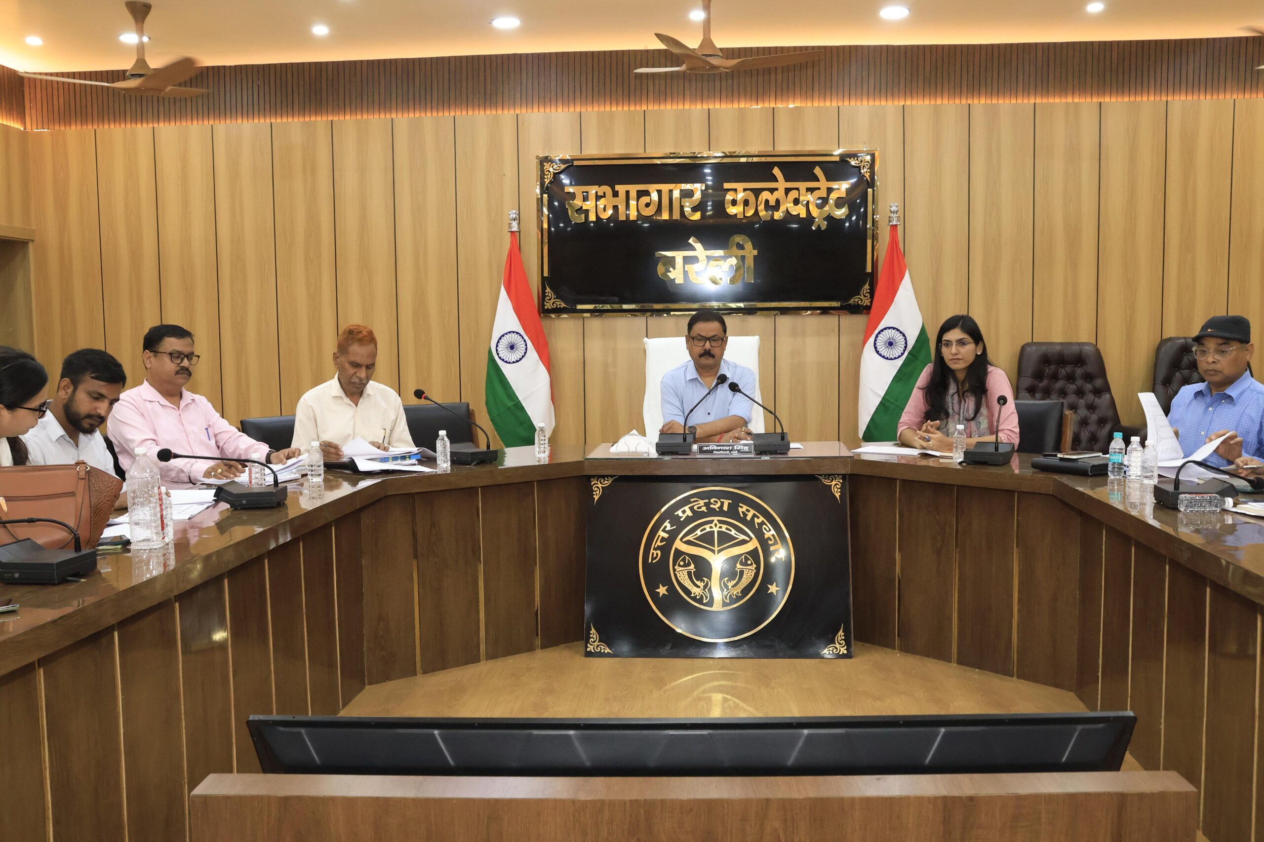 जिलाधिकारी ने राशन कार्डधारी महिलाओं को स्वयं सहायता समूहों से जोड़ने के दिए निर्देश