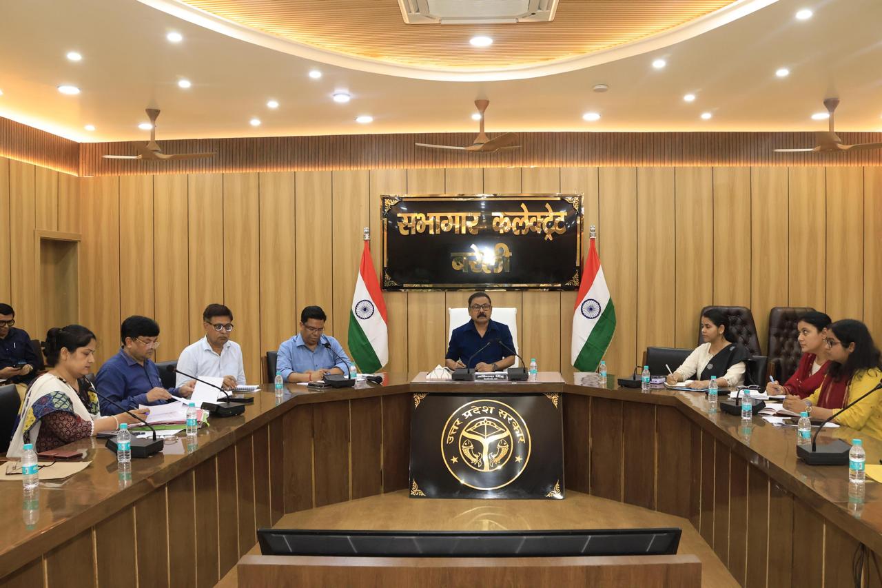 आयुष्मान कार्ड निर्माण में लापरवाही पर डीएम सख्त, निष्क्रिय ऑपरेटरों का वेतन रोकने के दिए निर्देश