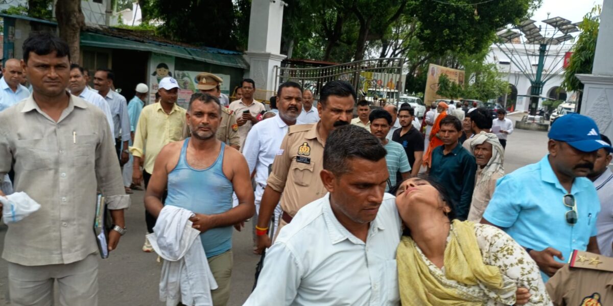 डीएम कार्यालय के बाहर आत्मदहा का किया प्रयास