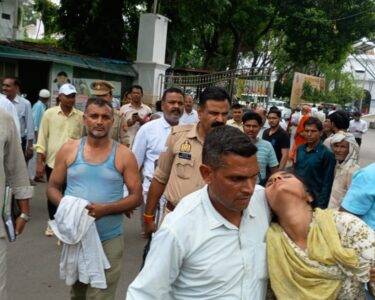 डीएम कार्यालय के बाहर आत्मदहा का किया प्रयास