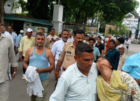 डीएम कार्यालय के बाहर आत्मदहा का किया प्रयास