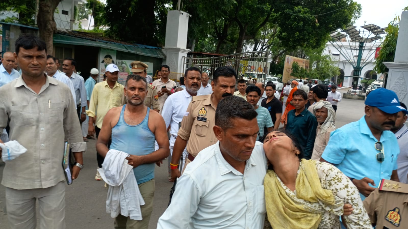 डीएम कार्यालय के बाहर परिवार के साथ आत्मदाह का प्रयास, इंटेलिजेंस व एलआईयू की सतर्कता से टला बड़ा हादसा