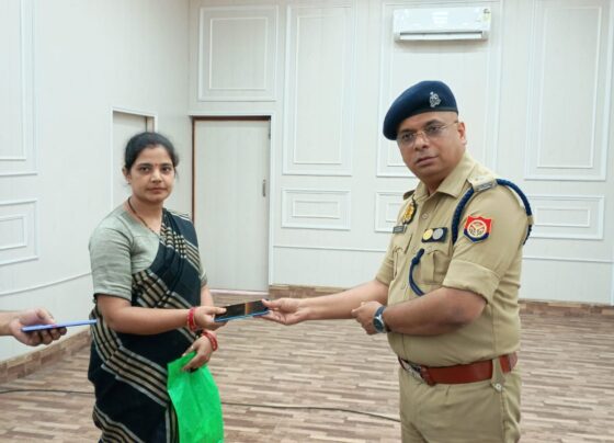 पुलिस ने वापस लौटाए चोरी मोबाइल