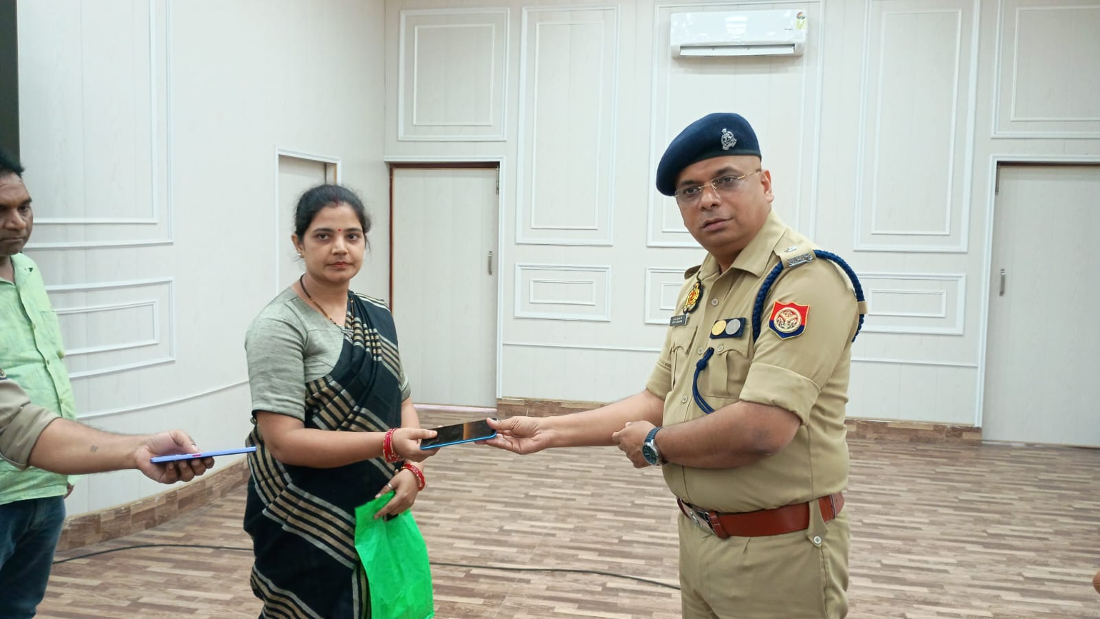 पुलिस ने 466 गुम मोबाइल बरामद कर लौटाए, 93 लाख की संपत्ति असली मालिकों को सौंपी