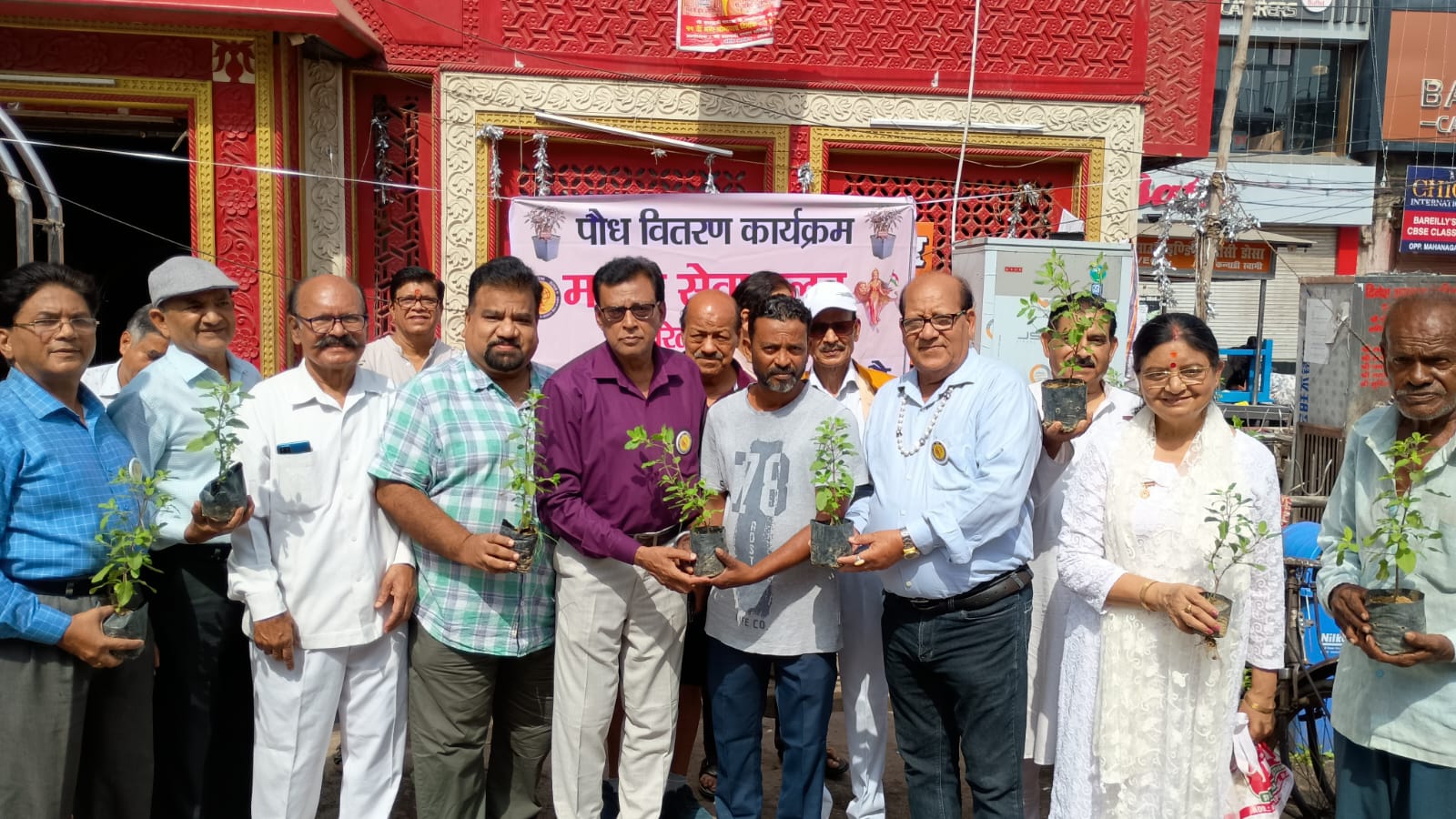 हनुमान मंदिर में हजारों श्रद्धालुओं को वितरित किए गए तुलसी के पौधे