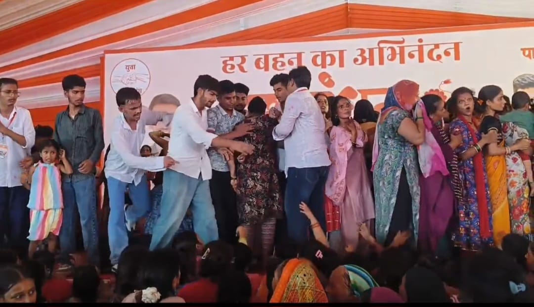 मेयर उमेश गौतम द्वारा आयोजित रक्षाबंधन कार्यक्रम