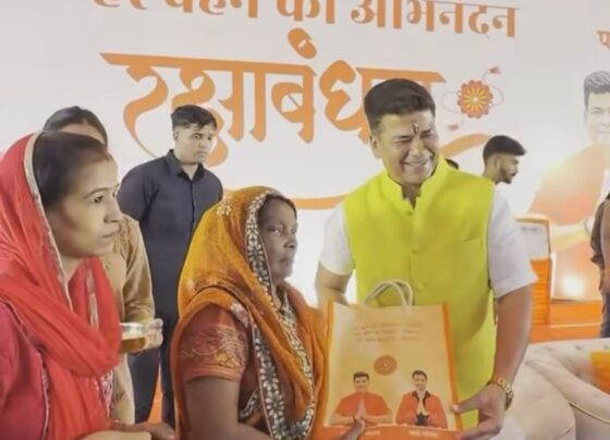 रक्षा बंधन कार्यक्रम में मेयर उमेश गौतम