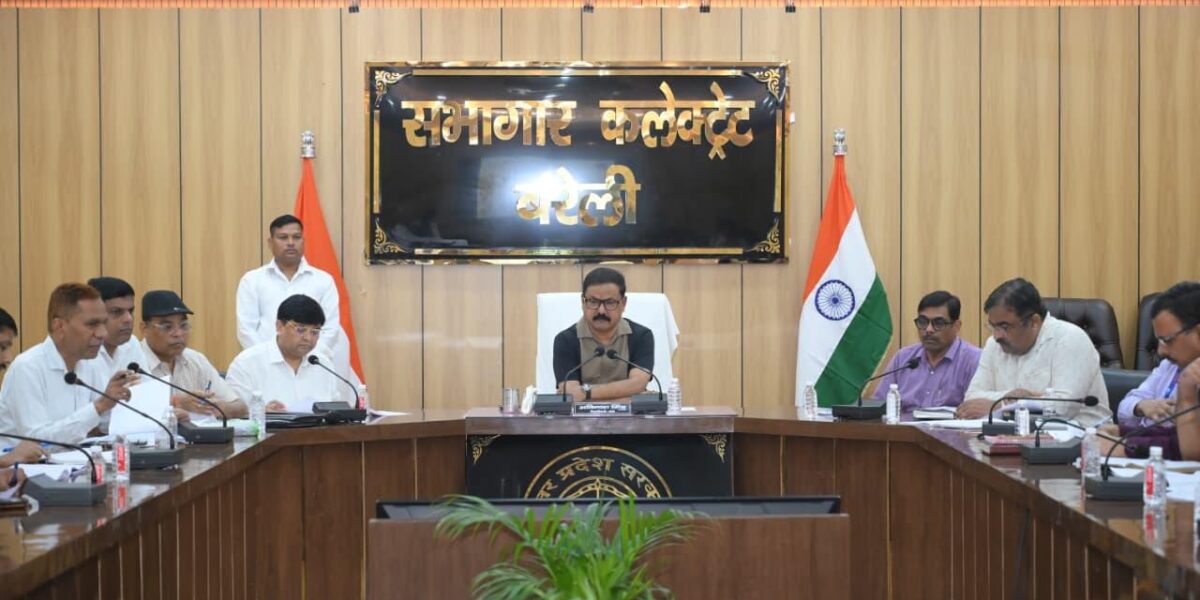 जिलाधिकारी कार्यालय में आयोजित बैठक को संबोधित करते जिलाधिकारी