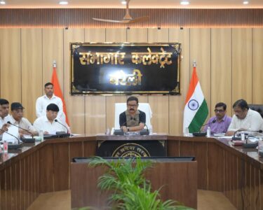 जिलाधिकारी कार्यालय में आयोजित बैठक को संबोधित करते जिलाधिकारी