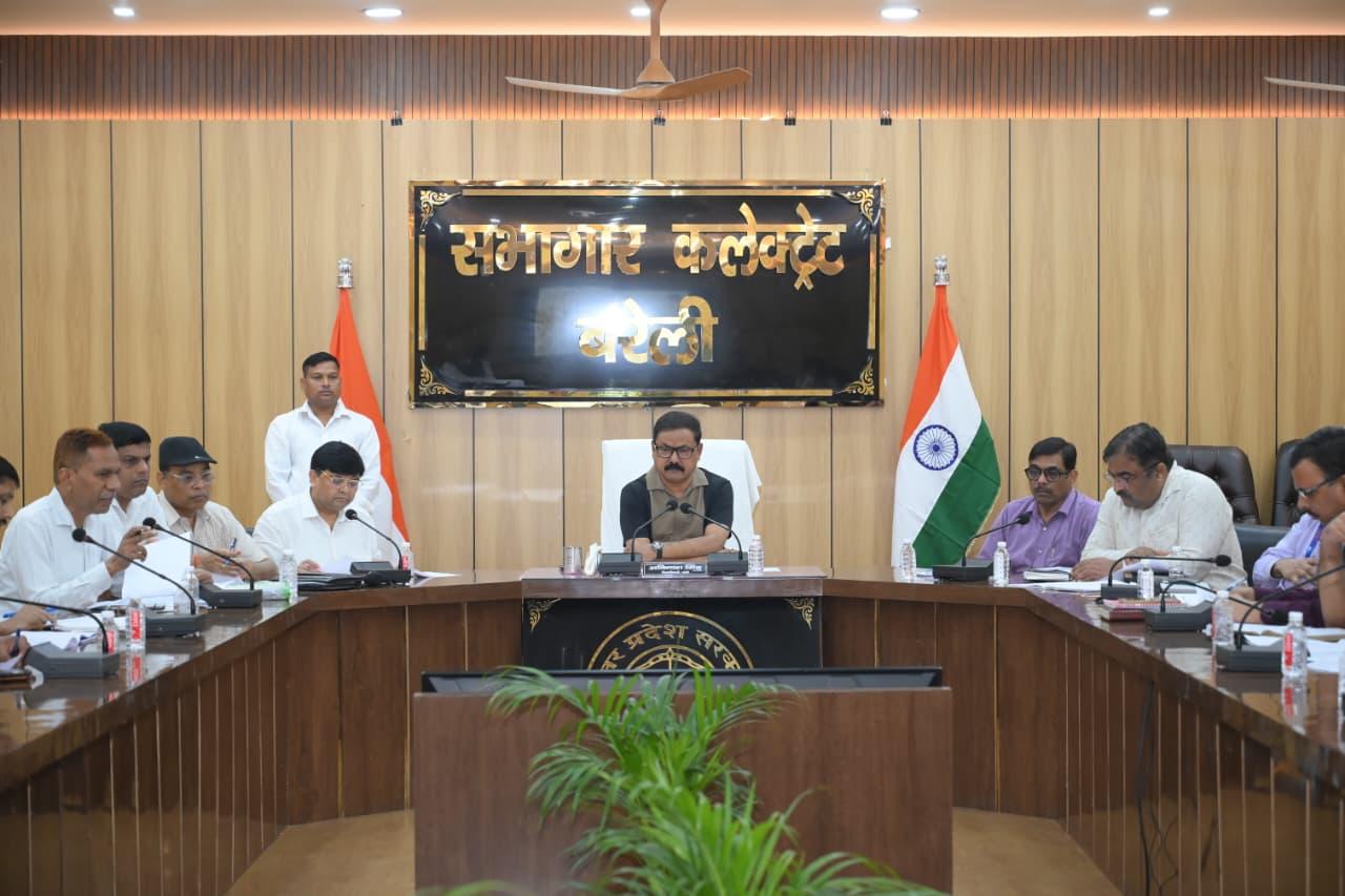 जिलाधिकारी कार्यालय में आयोजित बैठक को संबोधित करते जिलाधिकारी