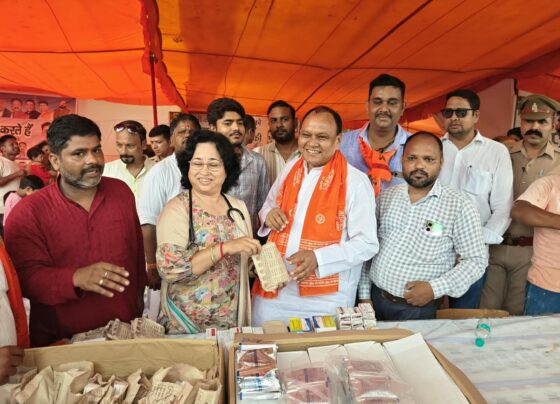 कांवडियों पर की पुष्पवर्षा