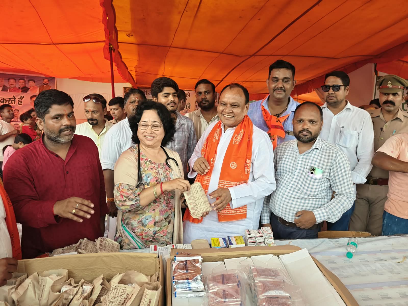 कांवडियों पर की पुष्पवर्षा